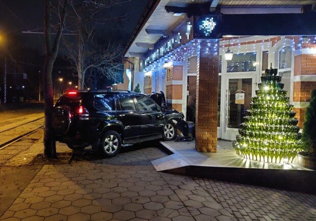 "Герой дня": в Одессе автомобиль на большой скорости врезался в здание магазина. Фото: патрульная полиция