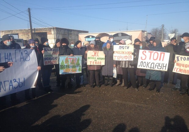 Протесты не прекращаются: в Одесской области люди перекрыли трассу