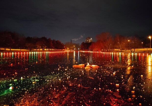 Смотри, как выглядит ночной парк Победы. Фото: Иван Бошку