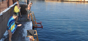 Мороз традициям не помеха: как проходят Крещенские купания на Одесском морвокзале