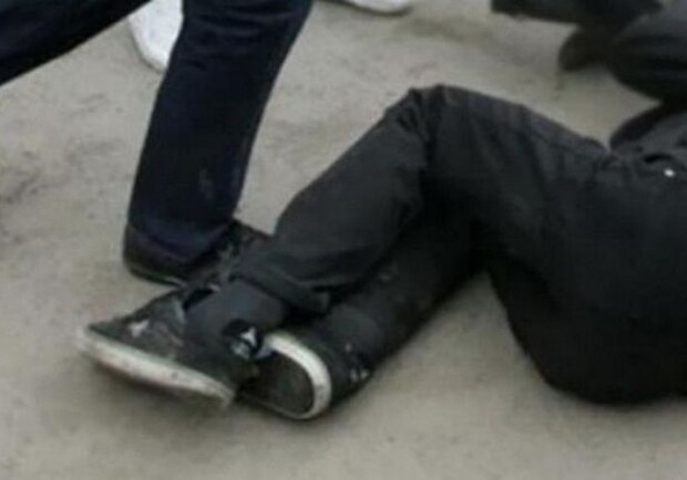 В Одессе мужчина посреди улицы ногами избил подростка