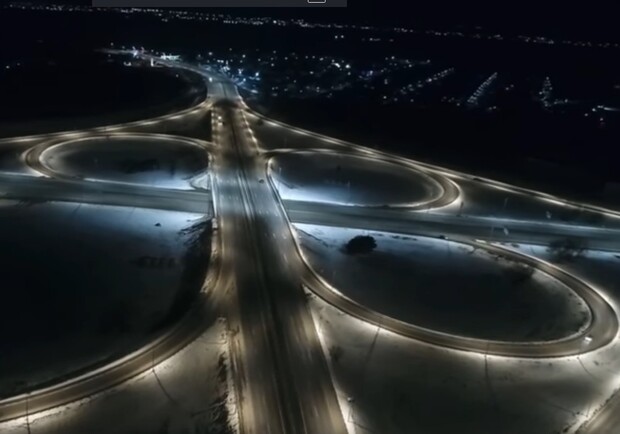 Смотри, как подсветили Клеверный мост под Одессой. Фото: кадр из видео