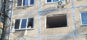 В жилом доме на Воскресенке прогремел взрыв: на третьем этаже вылетели окна