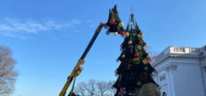 Праздники закончились: в Одессе разбирают новогоднюю елку и декорации