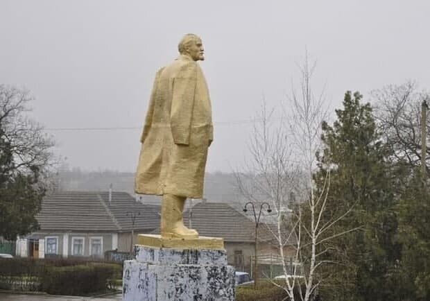После борьбы с местными жителями: в Одесской области снесли памятник Ленину