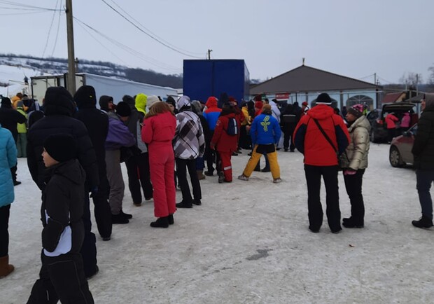 Очереди и толпы людей: одесский горнолыжный курорт не отстает от Буковели  - фото