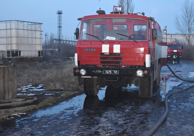 На Старокиевском шоссе тушили масштабный пожар. Фото: ГСЧС