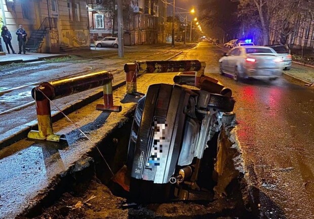 На Молдаванке автомобиль упал в яму теплотрассы. Фото: Патрульная полиция