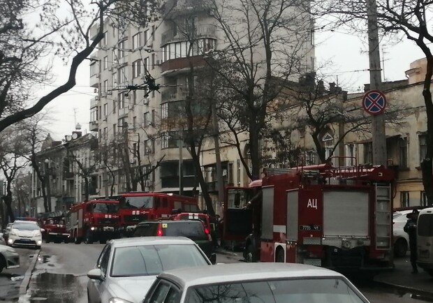 В центре Одессы загорелась жилая квартира: пострадал мужчина. Фото: Служба чрезвычайных ситуаций