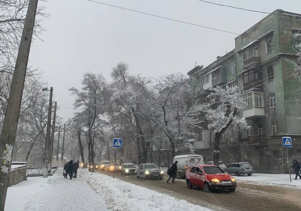 Гололед и нерасчищеные дороги: в каких районах Одессы образовались пробки. Фото: Наталия Горецкая
