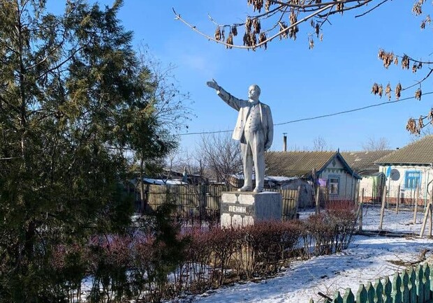 Не без вандализма: в Одесской области свалили последний памятник Ленину. Фото: Сергей Стерненко