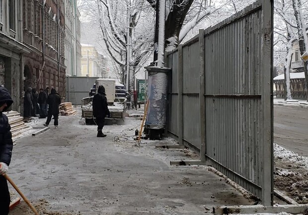 Забор на Ришельевской. Фото: Телеграм-канал 8NEWS