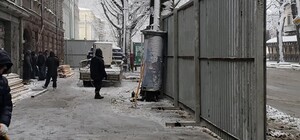 Несмотря на снегопад: вокруг типографии на Ришельевской установили строительный забор 