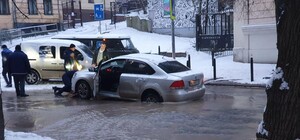 Недобрий ранок: у центрі Львові автомобіль провалився під землю
