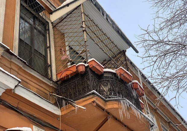 Одесситов предупреждают об опасных сосульках и снеге с крыш. Фото: горсовета