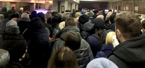 В чем причина: на станции Героев Труда — давка и очереди