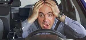 Мама-камикадзе: в Запорожье женщина с коляской перебегала дорогу в неположенном месте (видео)