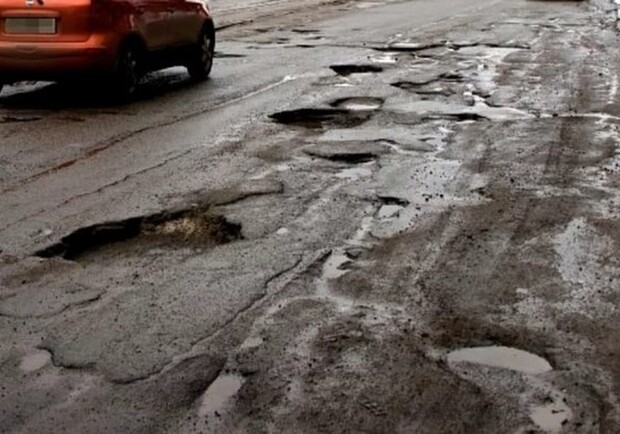 Смотри в оба: из-за непогоды на дорогах Одессы образовались ямы. Фото: pinterest