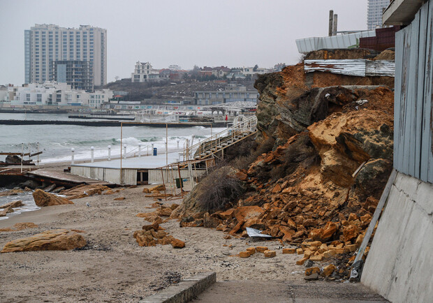 Из-за незаконного строительства: на одесском пляже обрушилась скала. Фото: Александр Гиманов