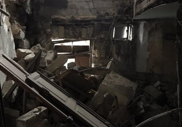 На Нежинской обрушилась стена жилого дома. Фото: ГСЧС