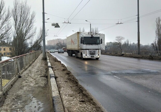 Правила не для всех: по аварийному мосту в Одессе ездят грузовики. Фото: 048.ua
