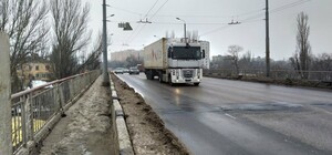 Правила не для всех: по аварийному мосту в Одессе ездят грузовики