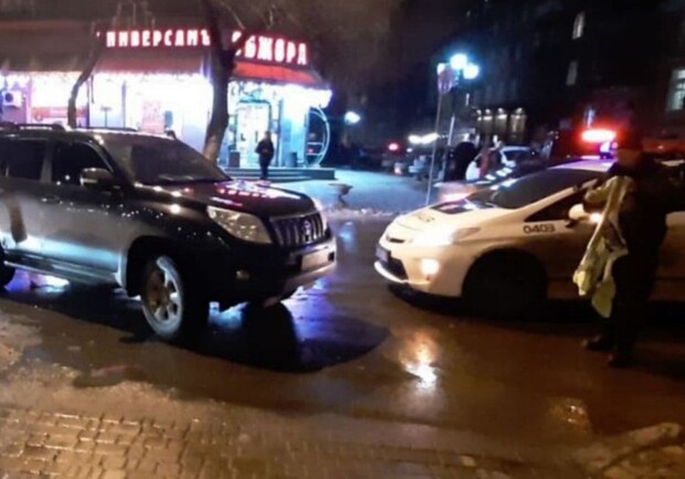 В центре Одессы курьер на мопеде сбил девушку: видео момента ДТП. Фото: патрульная полиция