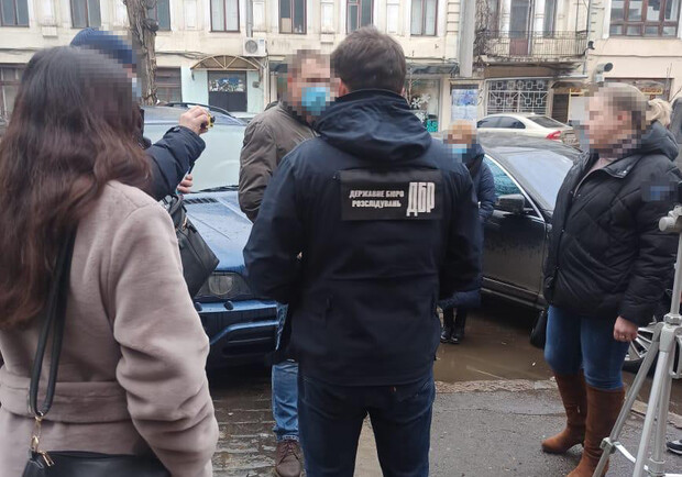 В Одессе сотрудницу миграционной службы поймали на взятке. Фото: ГБР