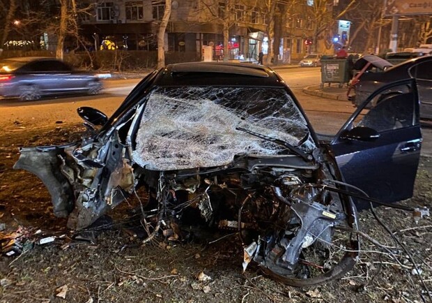 В Одессе BMW влетел в столб и загорелся. Фото: Патрульная полиция