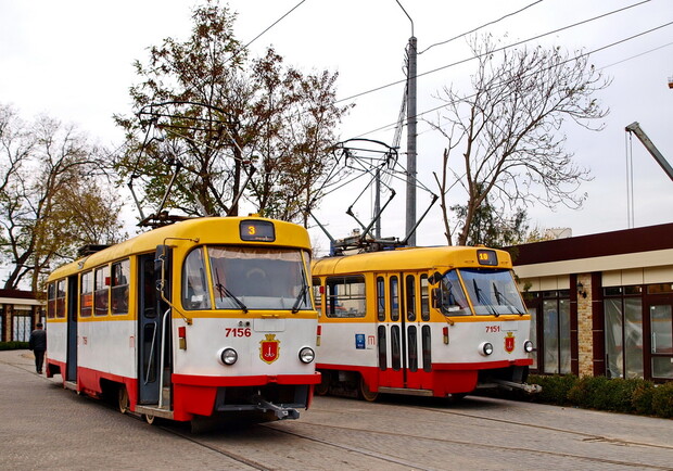 Чуть не погиб: Одессе пьяный мужчина упал на трамвайных рельсах