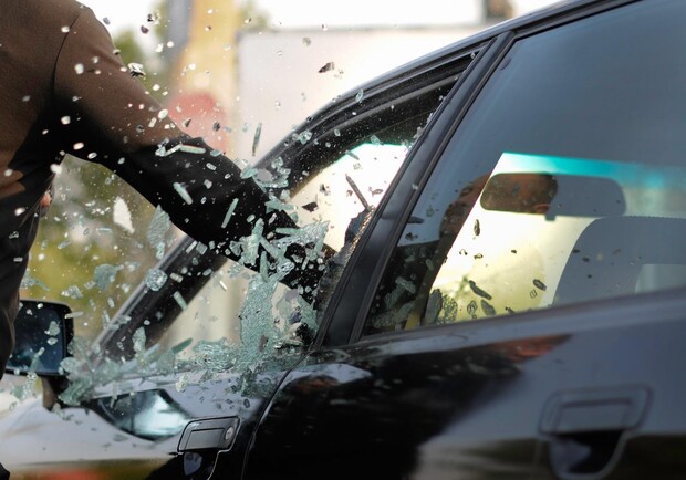 Пьяный одессит крушил стекла в припаркованных авто: смотри видео. Фото: pexels