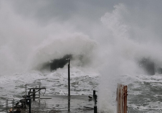 Полюбуйся стихией: на побережье Одессы обрушился сильный шторм. Фото: "Пушкинская"