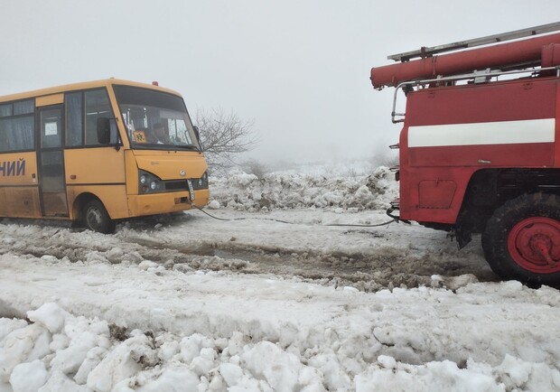 В Одесской области в снегу застрял школьный автобус. Фото: ГСЧС