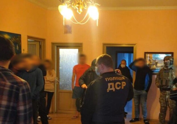 Насильно удерживали клиентов: в Одессе "накрыли" реабилитационный центр. Фото: Национальная полиция
