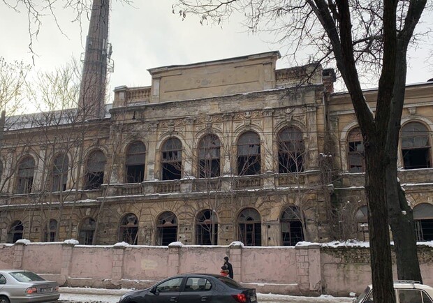 Еще одна потеря: в центре Одессы рухнула стена старинного завода. Фото Наталии Горецкой