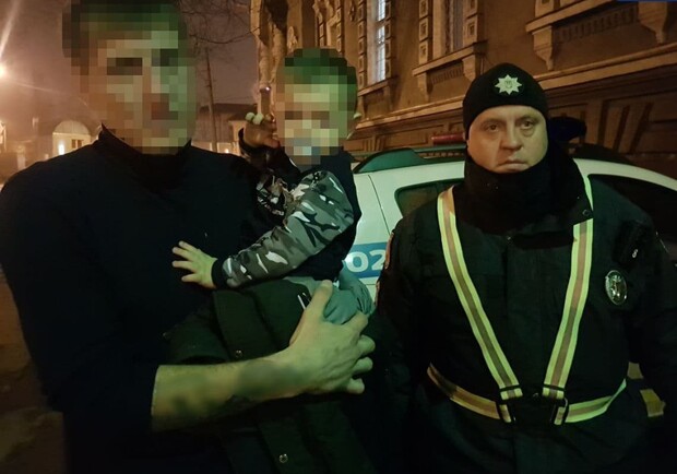 Гулял вдоль дороги: ночью в Одессе нашли двухлетнего мальчика. Фото: патрульная полиция