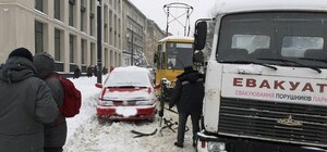Щоб не заважали прибирати сніг: у Львові масово евакуйовують авто