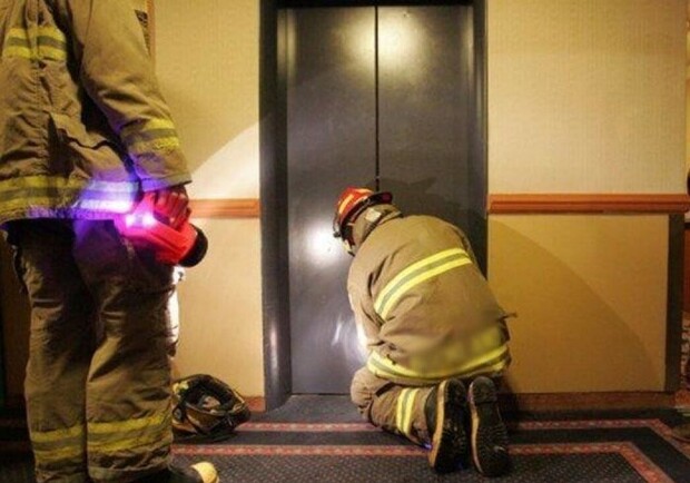 В одесском новострое рухнул лифт: в нем находились люди. Фото из открытых источников