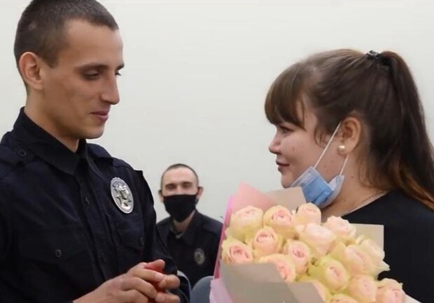 Коп из Одессы сделал коллеге предложение руки и сердца: смотри видео. Фото: Национальная полиция