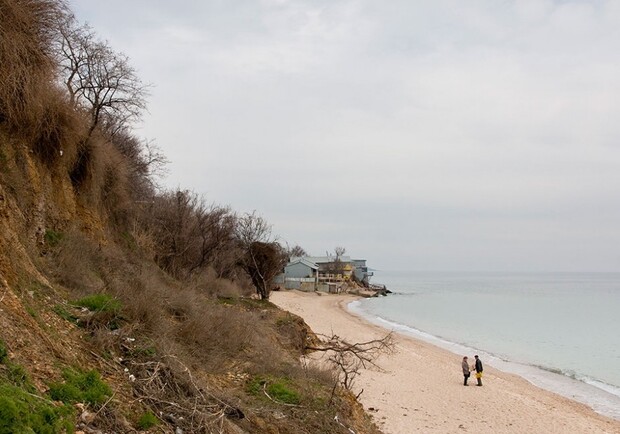 Законы не для всех: в Одессе мужчина захватил участок на побережье. Фото и открытых источников