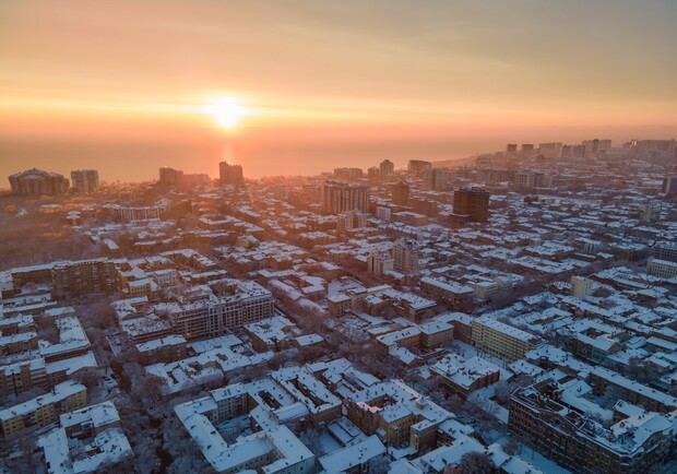 Удивительное зрелище: как выглядит зимний рассвет в Одессе с высоты. Фото Дмитрия Докунова