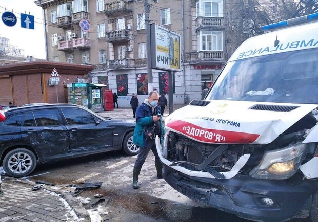 В центре Одессы "скорая" попала в ДТП: она везла женщину с младенцем