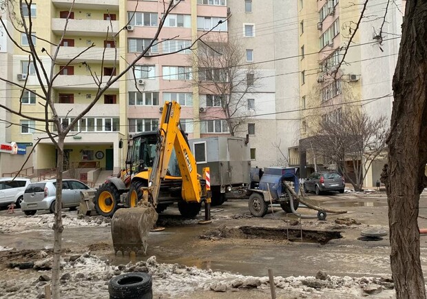 Меняй маршрут: в центре Одессы из-за коммунальной аварии перекрыли улицу. Фото Наталии Горецкой