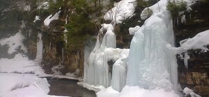 Крижана краса: у Сколівських Бескидах замерз водоспад 