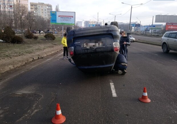 На поселке Котовского перевернулась машина. Фото: Патрульная полиция 