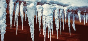 Ласкаво просимо: у Львові на іноземку впала бурулька