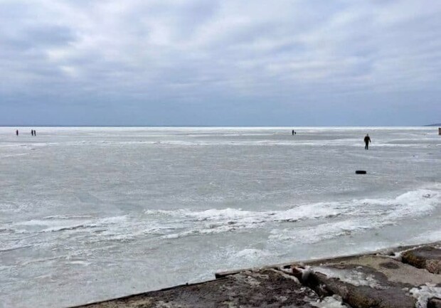 Опасные развлечения: под Одессой дети чуть не провалились под лед. Фото: Служба чрезвычайных ситуаций