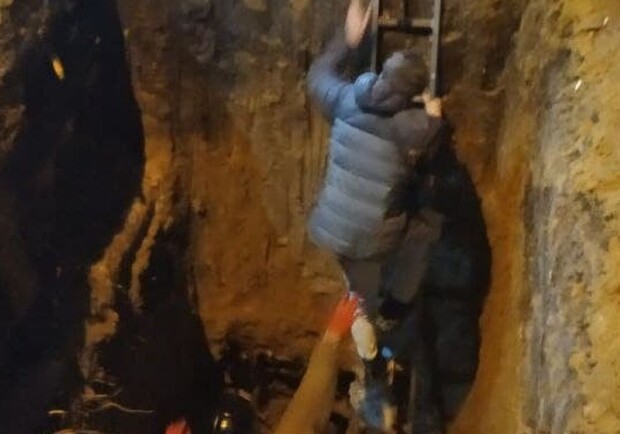 Не разглядел в темноте: молодой одессит провалился в четырехметровую яму. Фото: Служба чрезвычайных ситуаций