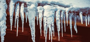 Не повезло: в Киеве на женщину с крыши дома упал снег со льдом