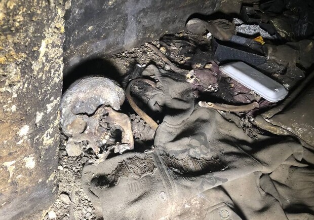 С ножом и "бульбулятором": в одесских катакомбах нашли скелет человека. Фото: "7 канал"